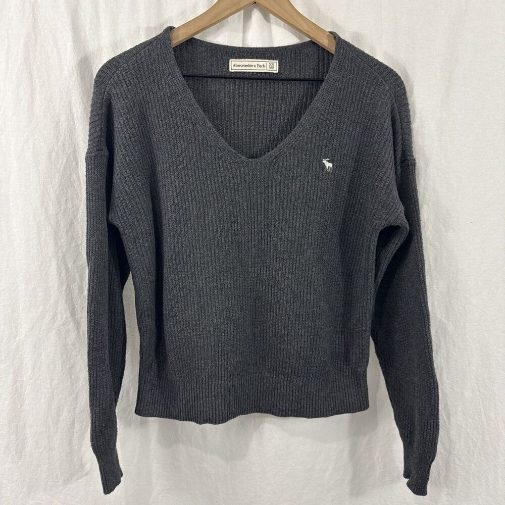 Abercrombie & Fitch Vneck Grey Knit Embroidered Logo Sweater Womens Sz XS Preppy